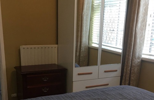 Enniskillen Apartamento | Riverside View is a Lovely 2 Bedroom Apartment and is a 5 Minute Walk to Town