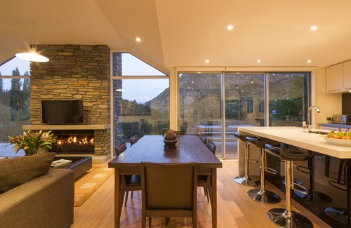 Arthur's Point Casa | Riverview Retreat