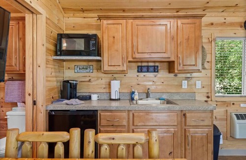 Kernville Cabina | Riverwalk Cabin at KRS Campground (Cabin 21)