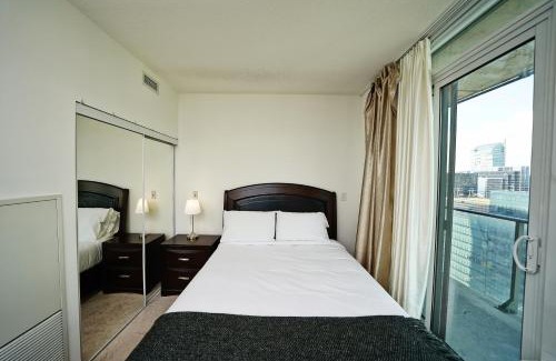 Downtown Toronto Apartamento | RivetStays - The Bremner I