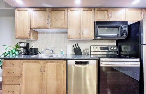 Toronto Entertainment District Apartamento | RivetStays - The Icon