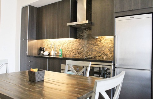 Downtown Toronto Apartamento | RivetStays - The Peter Suites