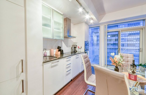 Toronto Entertainment District Apartamento | RivetStays - The York