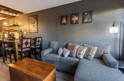 Snowshoe Condominio | RL 419 - Enjoy summer in this newly renovated beauty. Awesome Village views!