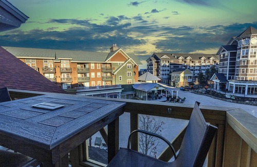Snowshoe Condominio | RL 419 - Enjoy summer in this newly renovated beauty. Awesome Village views!