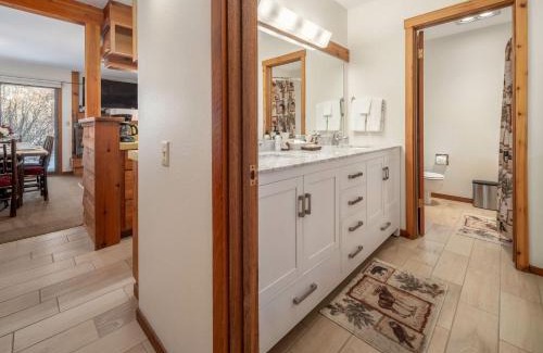 Moose Wilson Road Apartamento | RMR: Chokeberry 3813 Condo in The Aspens