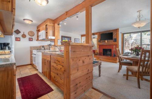 Moose Wilson Road Apartamento | RMR: Chokeberry 3814 Condo in The Aspens