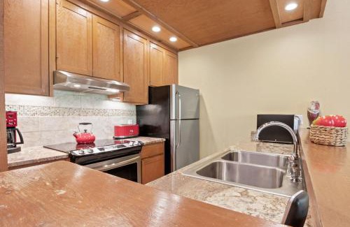 Moose Wilson Road Apartamento | RMR: Cinquefoil 1613 Condo in The AspensWilsonWY