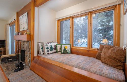 Moose Wilson Road Apartamento | RMR: Columbine 1011 Condo in The AspensWilsonWY