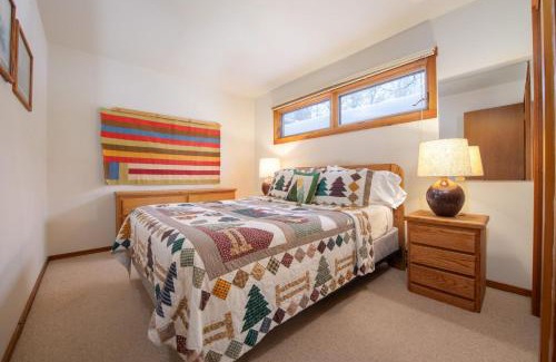 Moose Wilson Road Apartamento | RMR: Columbine 1011 Condo in The AspensWilsonWY