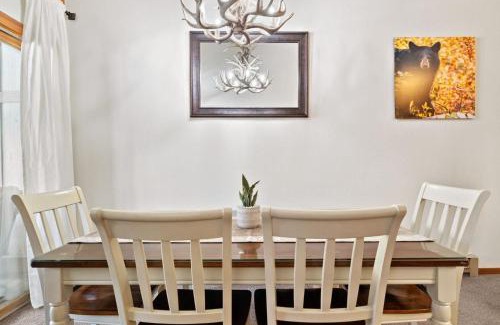 Moose Wilson Road Apartamento | RMR: Hawthorne 222 Condo in The AspensWilsonWY
