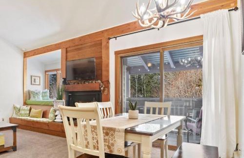 Moose Wilson Road Apartamento | RMR: Hawthorne 222 Condo in The AspensWilsonWY