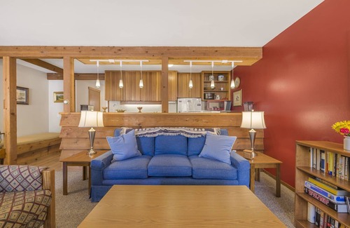 Moose Wilson Road Condominio | RMR: Juniper 112 Condo in The Aspens/Wilson,WY