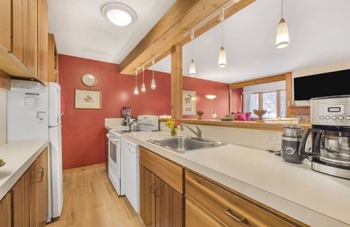 Moose Wilson Road Condominio | RMR: Juniper 112 Condo in The Aspens/Wilson,WY