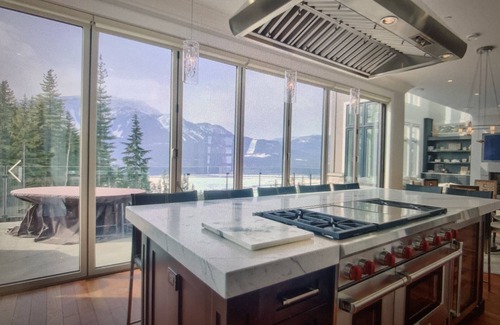 Revelstoke Casa | RMR: Luxury Ski-in/out Mountain-side 4 Bedroom Home (Sleeps 10).
