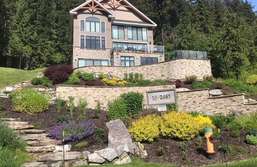 Revelstoke Casa | RMR: Luxury Ski-in/out Mountain-side 4 Bedroom Home (Sleeps 10).