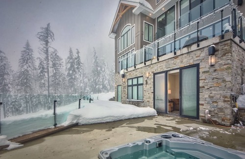 Revelstoke Casa | RMR: Luxury Ski-in/out Mountain-side 4 Bedroom Home (Sleeps 10).