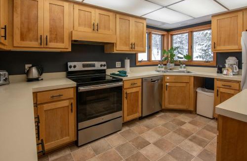Teton Village Casa | RMR: Stock House in Teton Village
