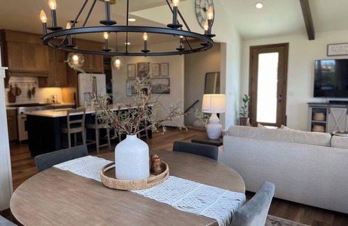 Village of Richfield Casa | RNC? Executive Ranch on 1.5 acres w/ private patio inc hot tub. 30 min to MKE