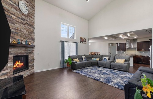 Brookfield Casa | RNC RENTAL- Spacious 5-bedroom house in Menomonee Falls