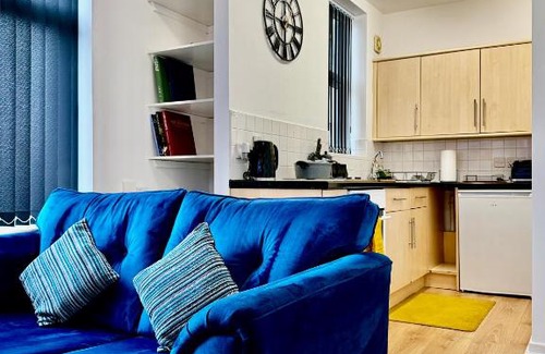 Cradley Apartamento | RNM - Business Professional & Top Choice, Private Access & Entire Place, Kitchen & Washroom with amenities, Smart Tv, Easy Access, Fast WiFi, Parking Nearby, Great transport links