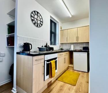 Cradley Apartamento | RNM - Business Professional & Top Choice, Private Access & Entire Place, Kitchen & Washroom with amenities, Smart Tv, Easy Access, Fast WiFi, Parking Nearby, Great transport links