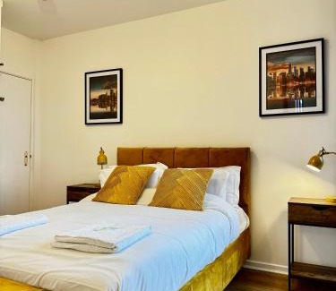 Cradley Apartamento | RNM - Business Professional & Top Choice, Private Access & Entire Place, Kitchen & Washroom with amenities, Smart Tv, Easy Access, Fast WiFi, Parking Nearby, Great transport links