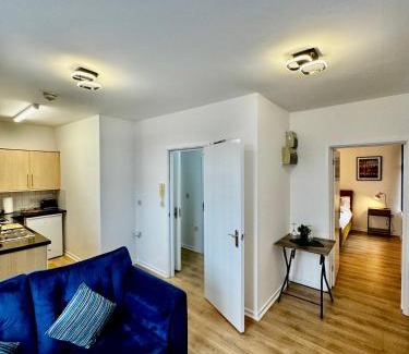 Cradley Apartamento | RNM - Business Professional & Top Choice, Private Access & Entire Place, Kitchen & Washroom with amenities, Smart Tv, Easy Access, Fast WiFi, Parking Nearby, Great transport links