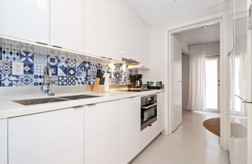South Pointe Casa | Roami at 250 Collins | Pool | Next to Beach |1 Bed