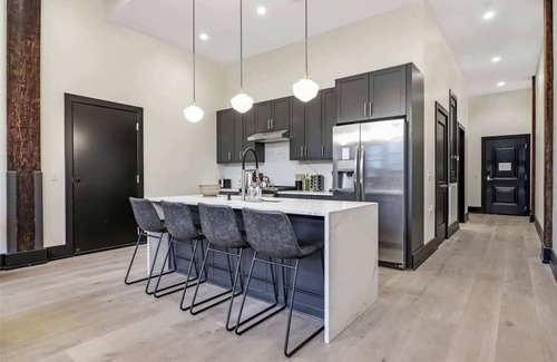 Arts/Warehouse District Casa | Roami at The Lola | Group Friendly | 5 Bed Combo