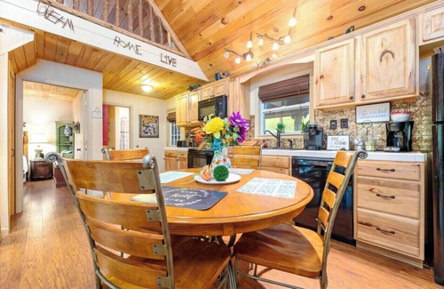 Hampton Cabina | Roan Mountain Charming Cabin Hot Tub Close to Hiking Dogs Welcome