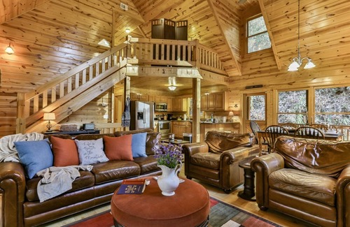 Ellijay Cabina | Roaring Creek- ofrece abundante naturaleza serena con vistas a Little Mountaintown Creek. No mascotas