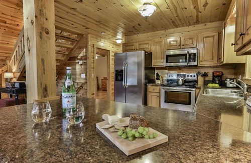 Ellijay Cabina | Roaring Creek- ofrece abundante naturaleza serena con vistas a Little Mountaintown Creek. No mascotas