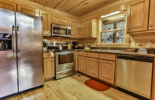 Ellijay Cabina | Roaring Creek- ofrece abundante naturaleza serena con vistas a Little Mountaintown Creek. No mascotas