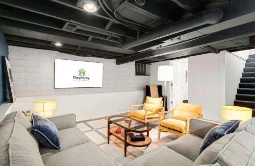 Southwest Minneapolis Casa | Robbin's Nest - Linden Hills - Walk to Creek Trail