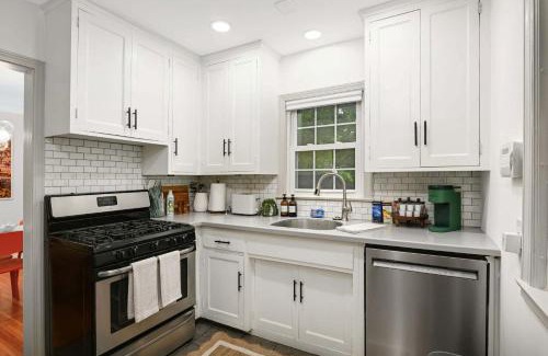 Southwest Minneapolis Casa | Robbin's Nest - Linden Hills - Walk to Creek Trail