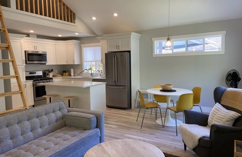 Roberts Creek Cabaña | Roberts Creek Cottage. Close to village, beach, hiking and biking trails.
