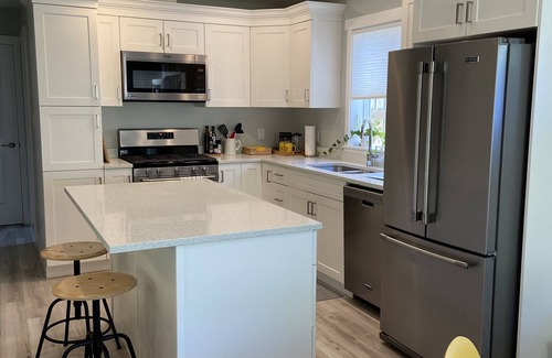Roberts Creek Cabaña | Roberts Creek Cottage. Close to village, beach, hiking and biking trails.