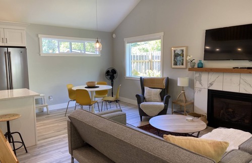 Roberts Creek Cabaña | Roberts Creek Cottage. Close to village, beach, hiking and biking trails.