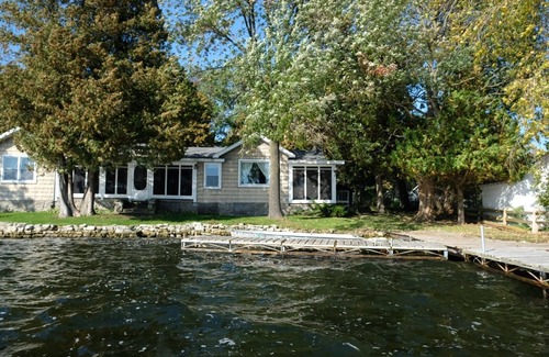 Idlewild Cabaña | Se admiten perros - Acogedor, Door County, WI Retreat - Directamente en el borde del agua ↟↟↟