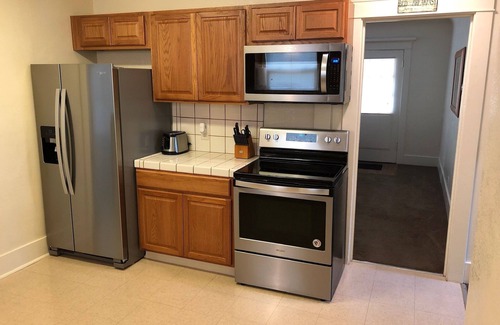 Chowchilla Casa | Robertson Villa 2BR Cozy Cottage with Full Kitchen