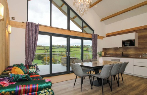 Kingswood Cabaña | ROBIN GOCH, pet friendly, character holiday cottage in Garthmyl