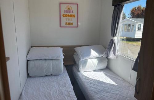 Rhyl Chalet De Esquí | Robin Hood 3-Bed Caravan Sleeps 8 Pet Friendly
