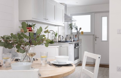 Polzeath Cabaña | Robin is a delightful two-bedroom holiday property, offering a peaceful escape