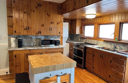 Landrum Cabaña | Robin's House is a charming 2-bedroom cottage steps away from downtown Landrum.