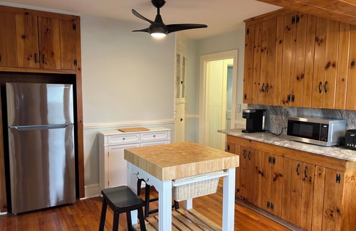 Landrum Cabaña | Robin's House is a charming 2-bedroom cottage steps away from downtown Landrum.