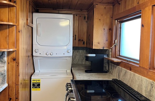 Landrum Cabaña | Robin's House is a charming 2-bedroom cottage steps away from downtown Landrum.