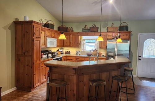 Eagle Rock Cabina | Robin's Nest-3 bedroom 2 bath waterfront cabin on Table Rock w/ Wi-Fi & hot tub
