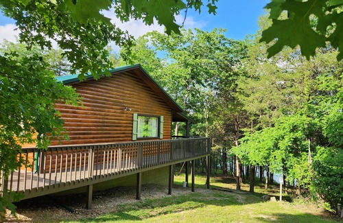 Eagle Rock Cabina | Robin's Nest-3 bedroom 2 bath waterfront cabin on Table Rock w/ Wi-Fi & hot tub