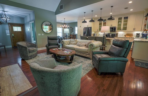 Dahlonega Casa | Robin's Nest-4 Bed/3.5 Bath/Game Room/Creek!